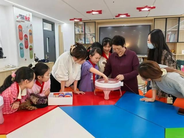 300斤爱心汇聚，延吉新村社区温暖冬日，手工毛线帽传递人间真情  第3张