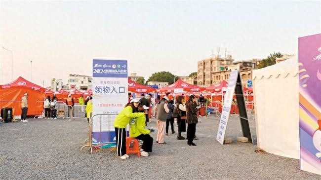 汕头马拉松：12月22日鸣枪开跑，参赛选手领取物资展现旅游文明新风尚