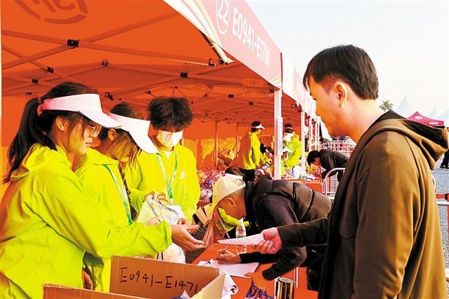 汕头马拉松：12月22日鸣枪开跑，参赛选手领取物资展现旅游文明新风尚  第2张