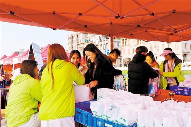 汕头马拉松：12月22日鸣枪开跑，参赛选手领取物资展现旅游文明新风尚  第3张
