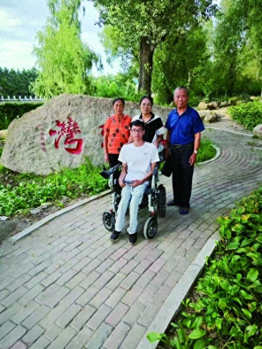 轮椅上的追梦人：何乔达如何用坚韧与毅力点亮中医康复学的未来？  第1张