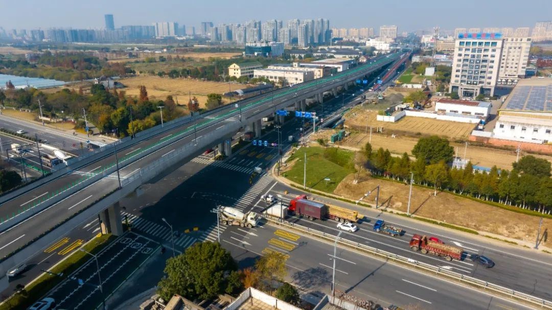 平湖市首座全息数字高架桥通车，2公里无红绿灯畅行体验震撼来袭  第2张