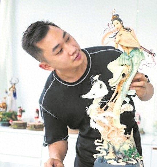 20斤面粉变身高2米孔雀浮雕，简州面塑传人施明宽如何让非遗文化扬帆出海？  第1张