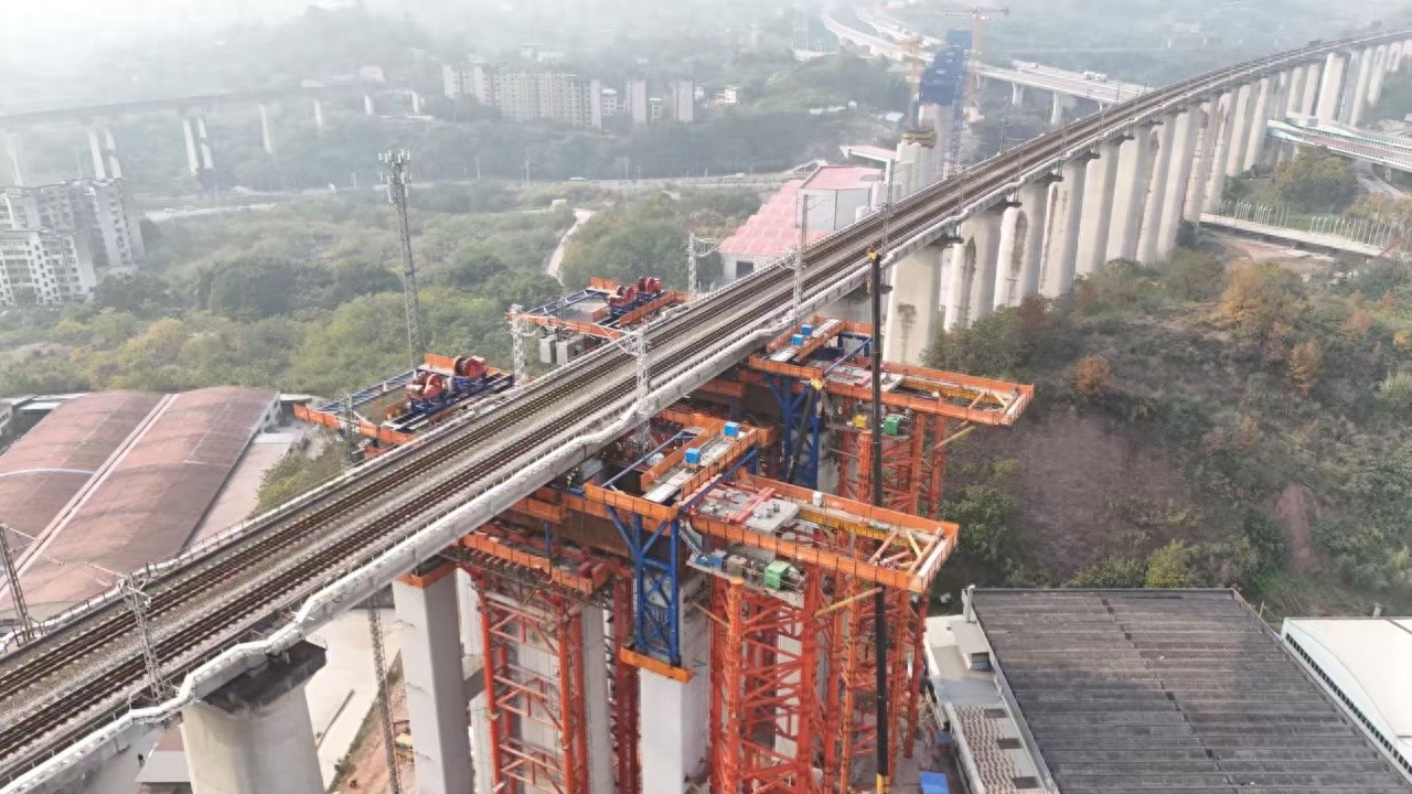 成渝中线高铁重庆枢纽1标井口双线特大桥完成托梁换柱壮举，技术难度大，科