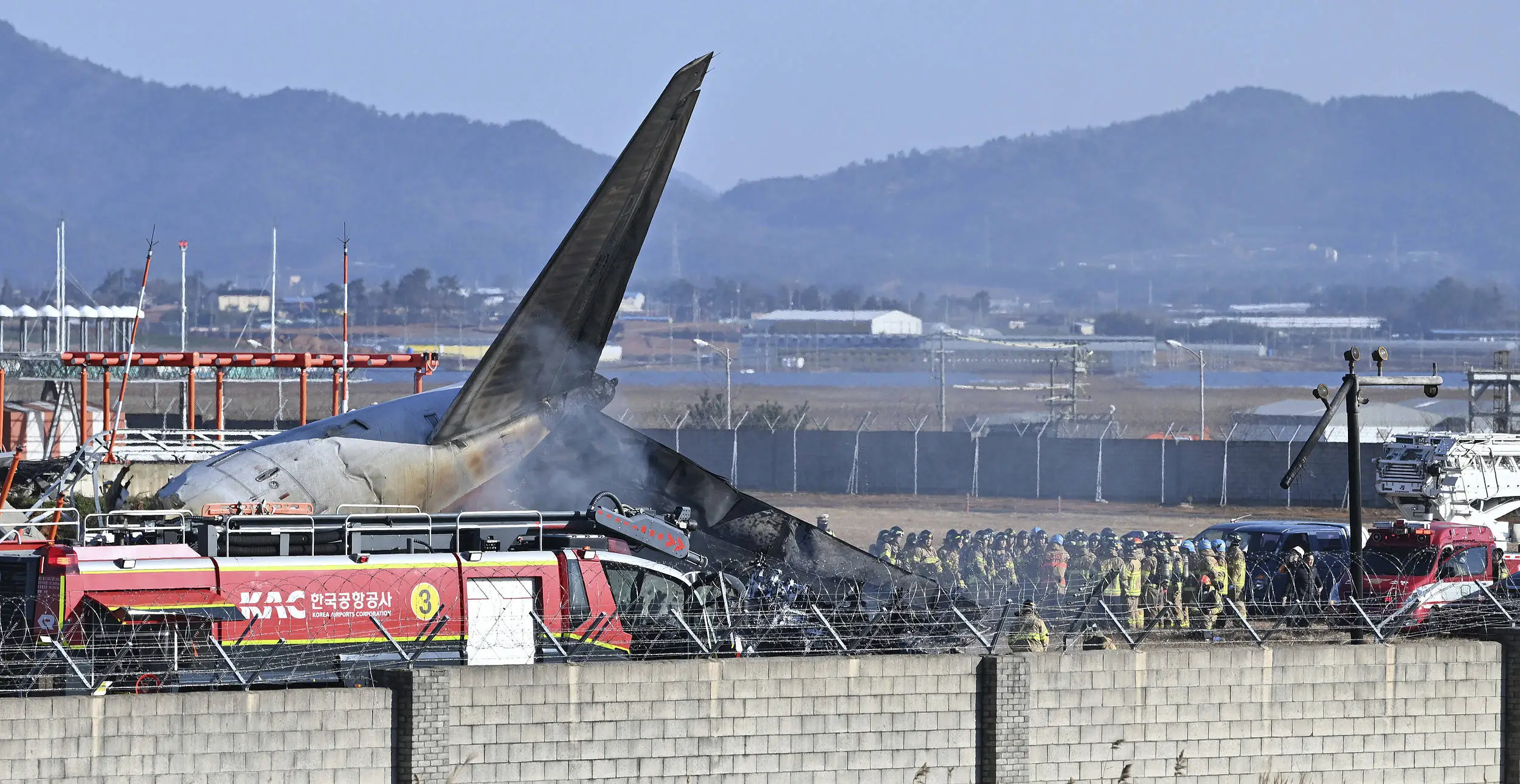惊魂一刻！韩国务安机场客机失事，62人遇难，起落架未放下成致命失误