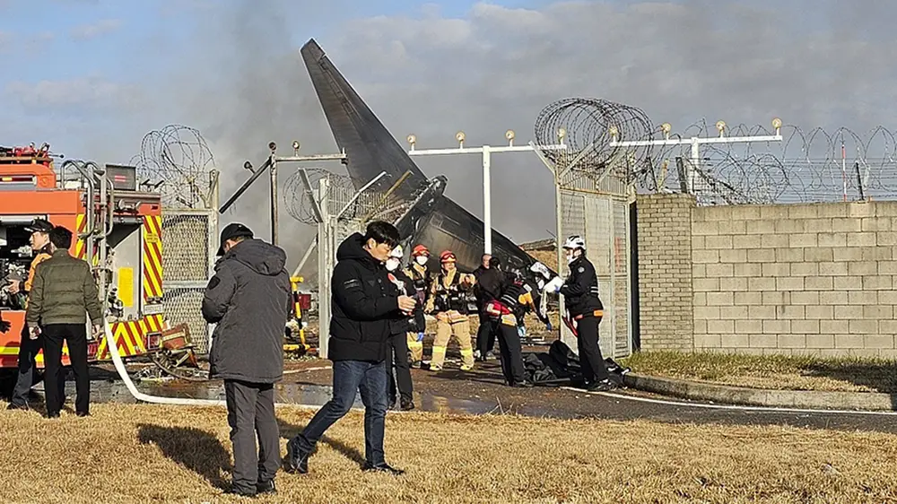 惊魂一刻！韩国济州航空客机着陆偏离跑道，47人遇难，救援仍在紧张进行中  第1张