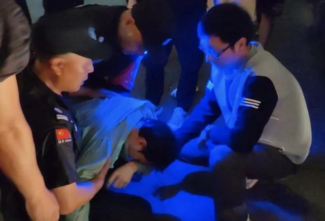 寒风刺骨中，这位保安师傅的英勇举动让西湖断桥边上演感人一幕  第3张