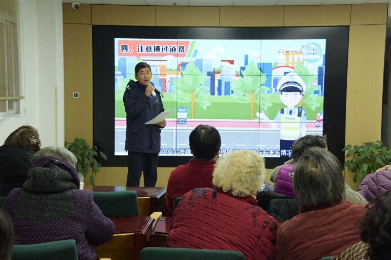 老年人如何安全乘坐公交车？24路驾驶员刘勇亲授实用技巧，暖心甘蔗马蹄水等你来体验  第1张