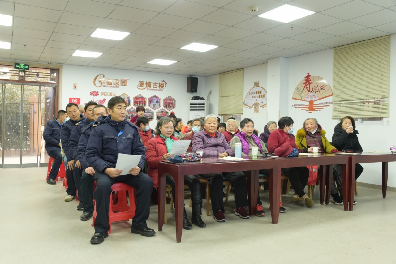 老年人如何安全乘坐公交车？24路驾驶员刘勇亲授实用技巧，暖心甘蔗马蹄水等你来体验  第2张