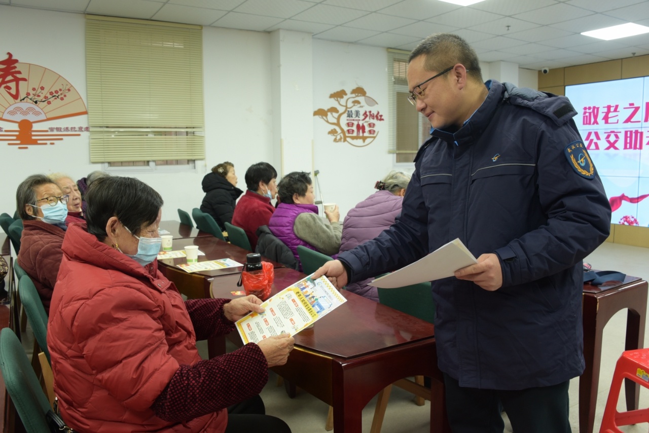 老年人如何安全乘坐公交车？24路驾驶员刘勇亲授实用技巧，暖心甘蔗马蹄水等你来体验  第3张