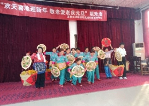 元旦佳节，济宁市微山县夏镇街道谢桥社区如何用文艺演出和爱心义剪温暖敬老院的老人们？  第1张