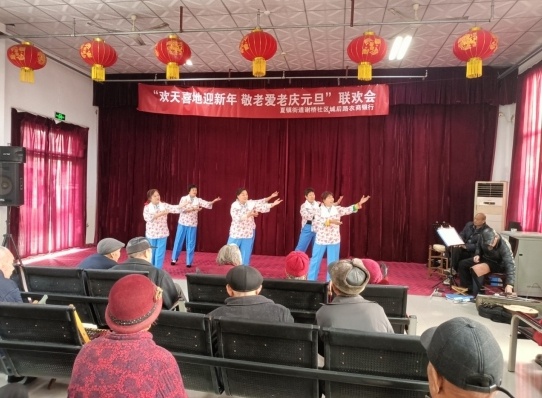 元旦佳节，济宁市微山县夏镇街道谢桥社区如何用文艺演出和爱心义剪温暖敬老院的老人们？  第2张