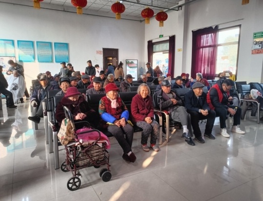 元旦佳节，济宁市微山县夏镇街道谢桥社区如何用文艺演出和爱心义剪温暖敬老院的老人们？  第3张