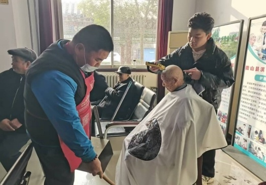 元旦佳节，济宁市微山县夏镇街道谢桥社区如何用文艺演出和爱心义剪温暖敬老院的老人们？  第4张
