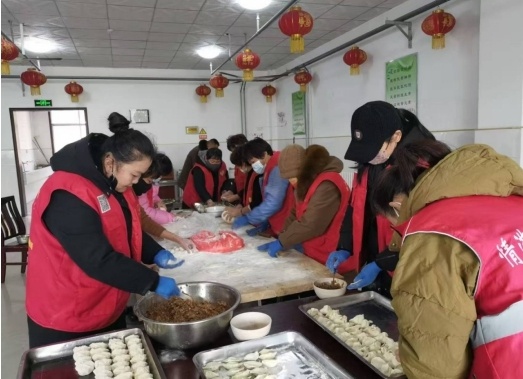 元旦佳节，济宁市微山县夏镇街道谢桥社区如何用文艺演出和爱心义剪温暖敬老院的老人们？  第5张