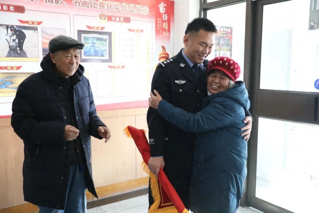 善良勇敢的警察刘敬琦：关键时刻挽救许奶奶生命的英雄故事  第1张