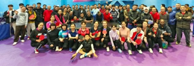 2024昆明乒乓球年终总决赛：78岁老将与10岁新星同场竞技，贝宁选手史蒂芬也来了  第1张