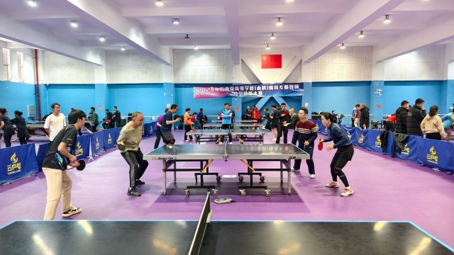 2024昆明乒乓球年终总决赛：78岁老将与10岁新星同场竞技，贝宁选手史蒂芬也来了  第2张