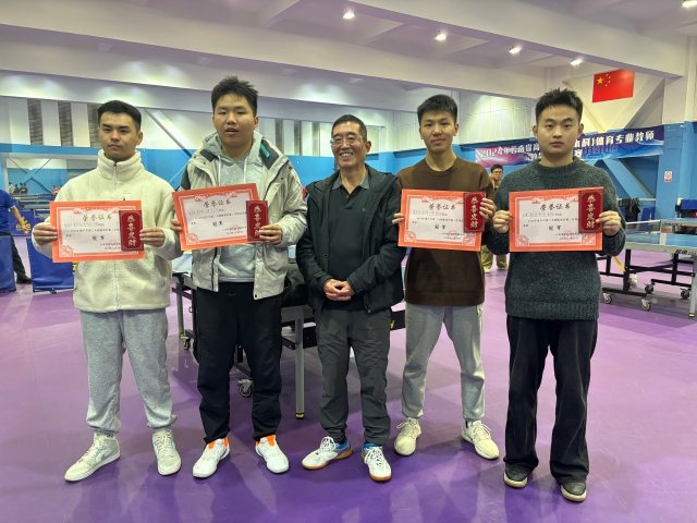 2024昆明乒乓球年终总决赛：78岁老将与10岁新星同场竞技，贝宁选手史蒂芬也来了  第3张