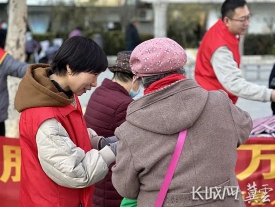 香河县社保卡惠民服务季：志愿者手把手教你轻松办理，服务零距离  第3张