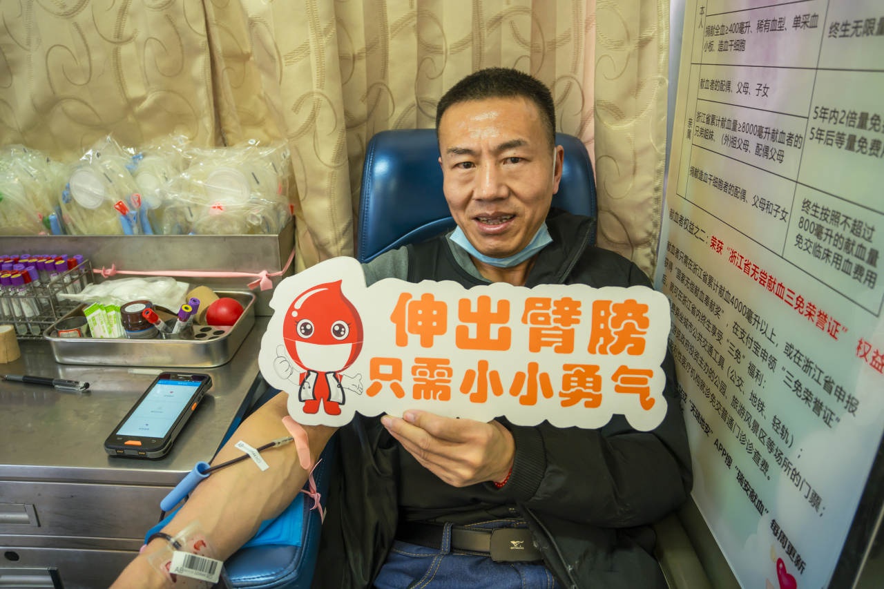 冬日里的温暖接力：吾悦广场旁城市驿站献血活动，市民纷纷撸袖传递爱心  第2张