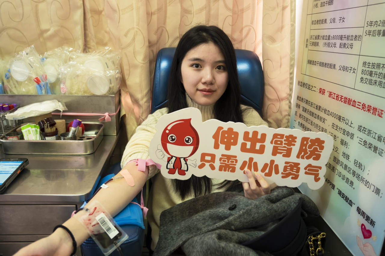 冬日里的温暖接力：吾悦广场旁城市驿站献血活动，市民纷纷撸袖传递爱心  第3张