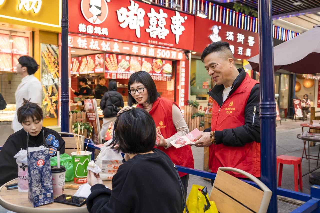 冬日里的温暖接力：吾悦广场旁城市驿站献血活动，市民纷纷撸袖传递爱心  第4张
