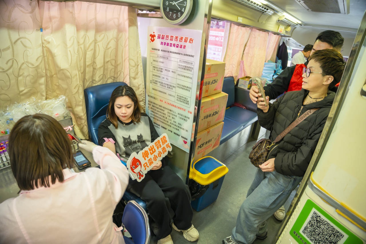 冬日里的温暖接力：吾悦广场旁城市驿站献血活动，市民纷纷撸袖传递爱心  第5张