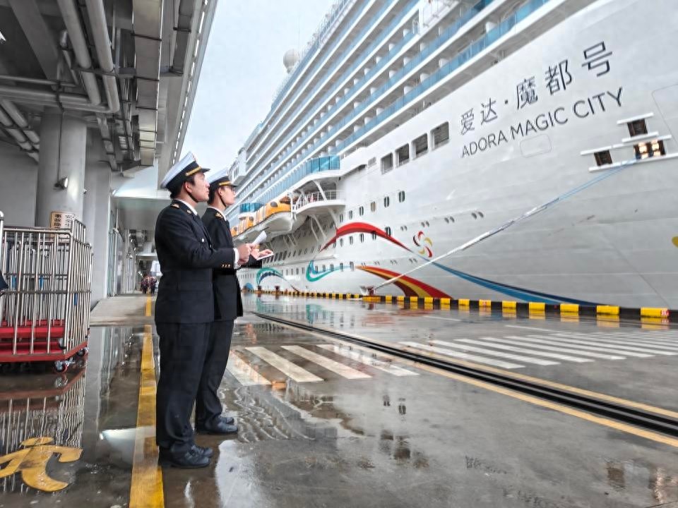 首艘国产大型邮轮爱达·魔都号一年完成84航次，60万人次出入境旅客体验无感秒过通关  第1张