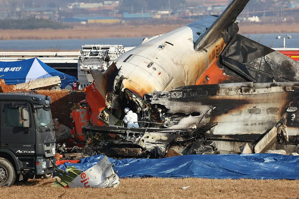 惊魂一刻！韩国济州航空波音737-800客机着陆偏离跑道，124人遇难，现场黑烟滚滚  第2张