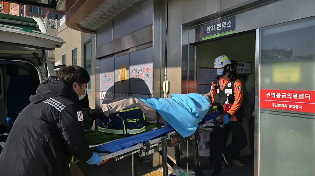 惊魂一刻！韩国济州航空波音737-800客机着陆偏离跑道，124人遇难，现场黑烟滚滚  第8张