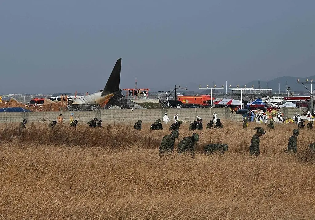 惊魂一刻！韩国济州航空波音737-800客机着陆偏离跑道，124人遇难，现场黑烟滚滚  第5张