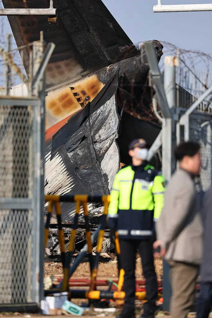 惊魂一刻！韩国济州航空波音737-800客机着陆偏离跑道，124人遇难，现场黑烟滚滚  第6张