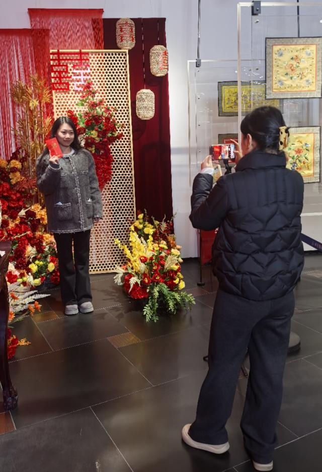 成都蜀锦织绣博物馆：年轻人争相打卡，探索三千年蜀锦与蜀绣的瑰宝之旅  第2张