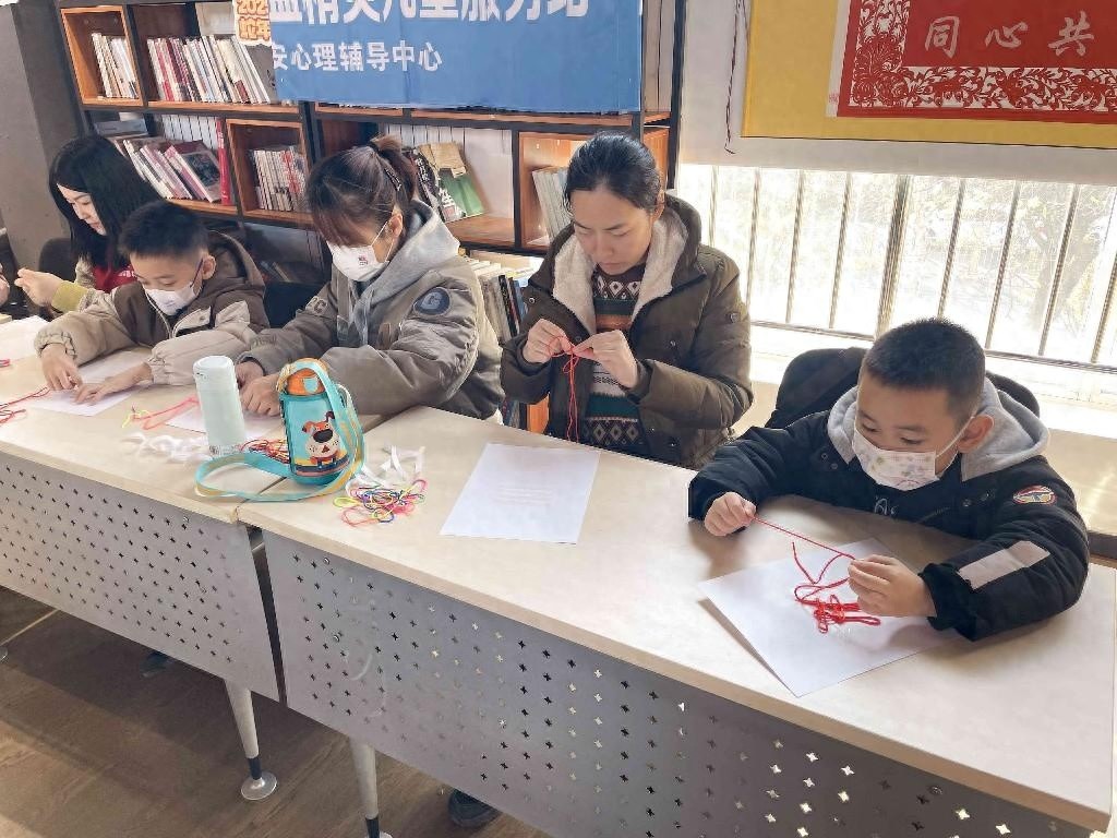 亲子携手编织幸福，西安美院志愿者引领新年温馨序章