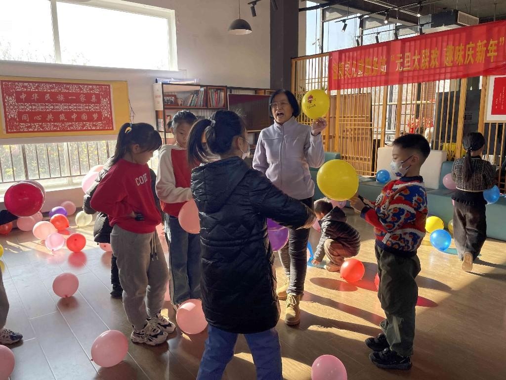 亲子携手编织幸福,西安美院志愿者引领新年温馨序章 第2张 亲子携手编织幸福,西安美院志愿者引领新年温馨序章 第2张