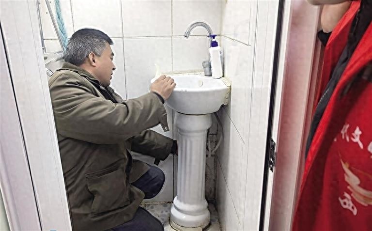 老旧小区水管老化漏水，社区、物业、水务三方联动迅速解决，84岁老人终于安心  第1张