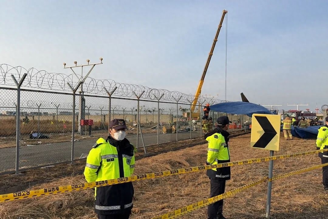 惊魂一刻！济州航空7C2216航班着陆偏离跑道，181人命运未卜，仅2名乘务员生还