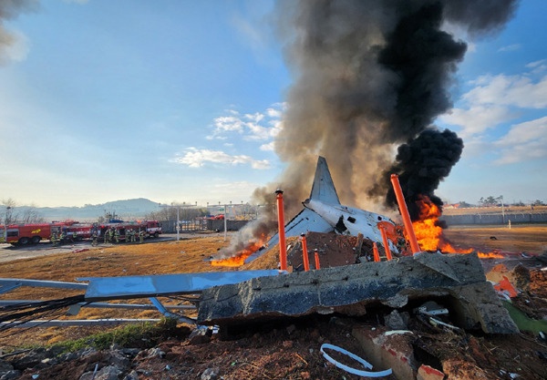 惊魂一刻！济州航空7C2216航班着陆偏离跑道，181人命运未卜，仅2名乘务员生还  第2张