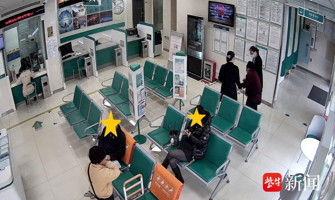 冬日暖心一幕：农行南通工农路支行如何用绿色通道温暖行动不便的老人？