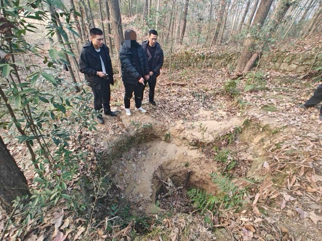 夜黑风高盗墓梦碎，四名男子空手而归竟被民警一网打尽  第2张