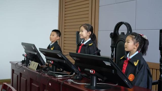 珲春市第五小学三年二班学生探秘法院：一场别开生面的法治教育之旅  第4张