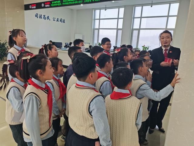 珲春市第五小学三年二班学生探秘法院：一场别开生面的法治教育之旅  第5张