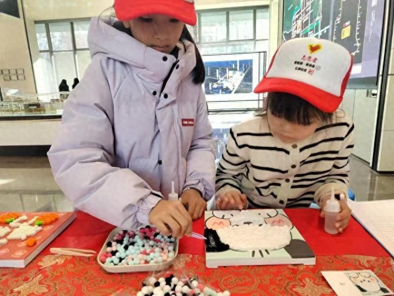 萌娃变身小小艺术家，五颜六色毛球画DIY活动带你感受浓浓中国味  第1张