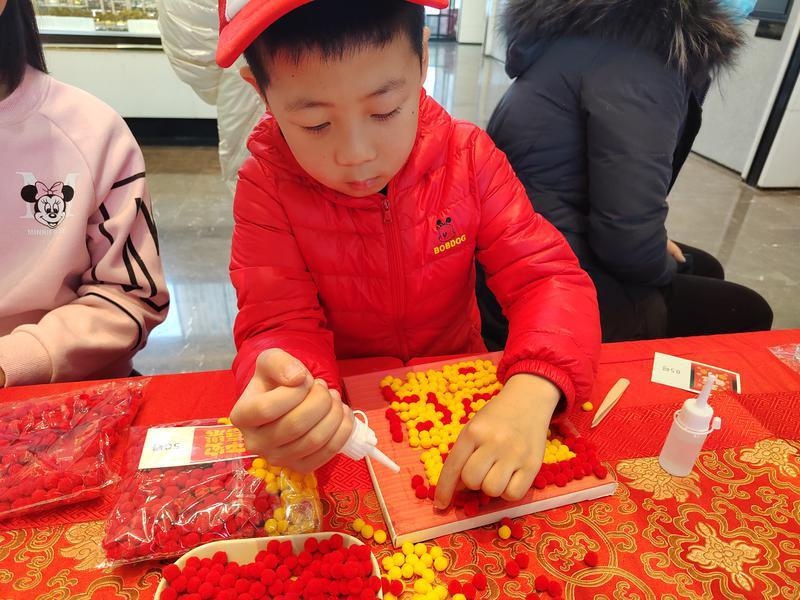 萌娃变身小小艺术家，五颜六色毛球画DIY活动带你感受浓浓中国味  第2张