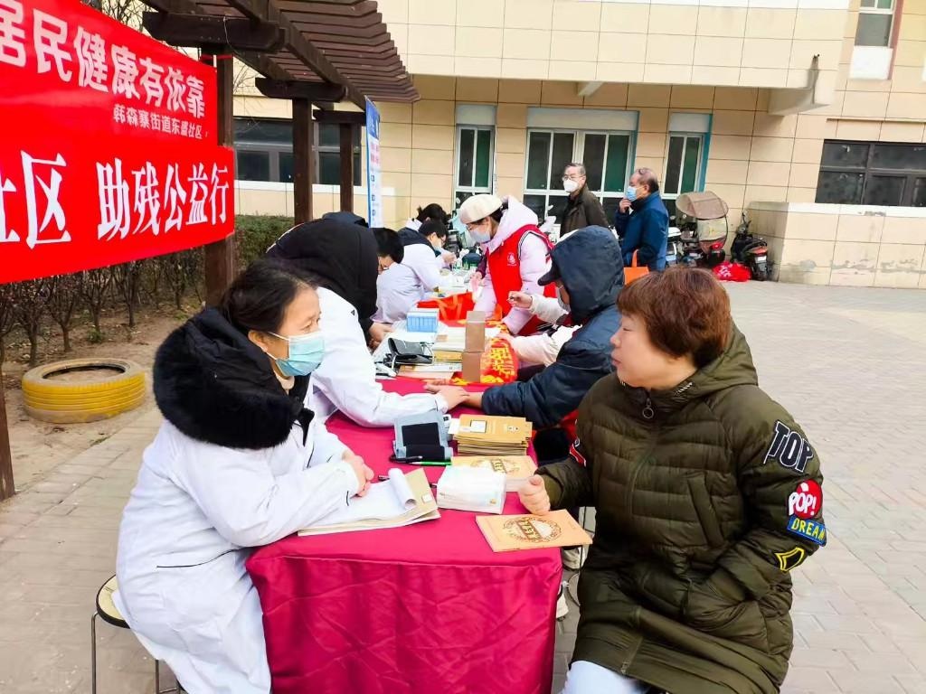 新城区韩森寨街道东盛社区迎来健康大礼包,免费药品与书法课双重惊喜 第2张 新城区韩森寨街道东盛社区迎来健康大礼包,免费药品与书法课双重惊喜 第2张