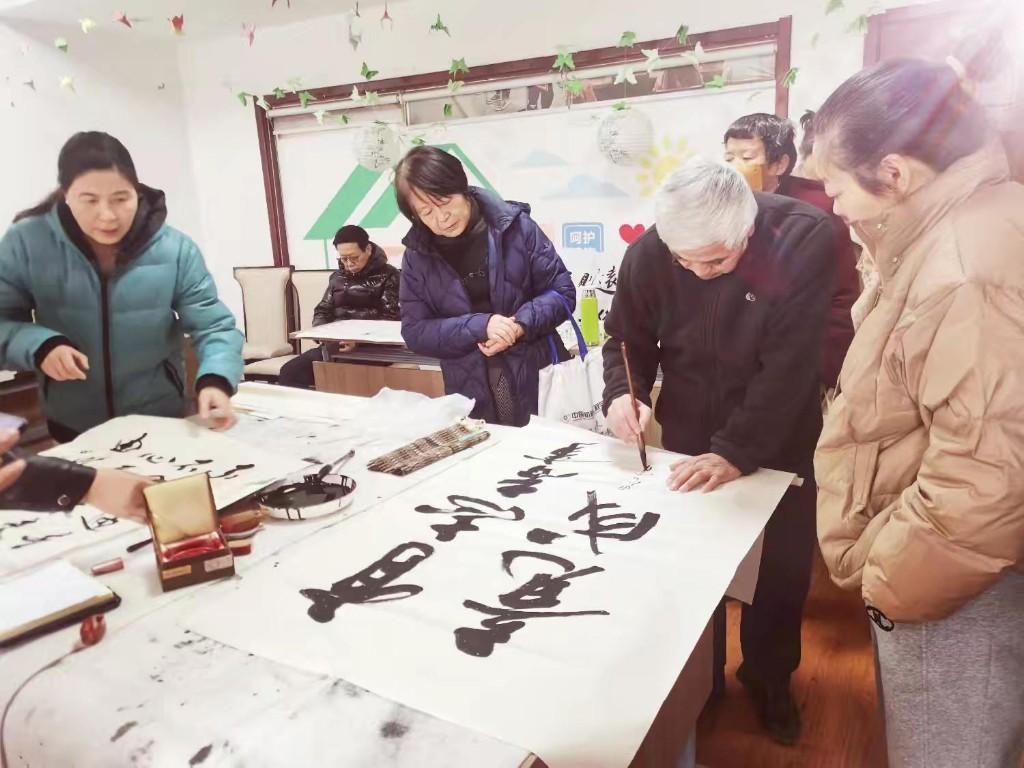 新城区韩森寨街道东盛社区迎来健康大礼包,免费药品与书法课双重惊喜 第3张 新城区韩森寨街道东盛社区迎来健康大礼包,免费药品与书法课双重惊喜 第3张