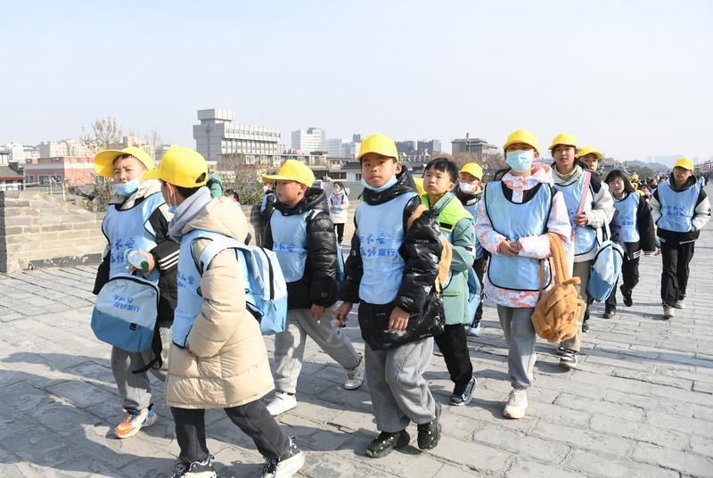 千年长安城墙上的童声笑语:100余名乡村孩子的文化探索之旅 第9张 千年长安城墙上的童声笑语:100余名乡村孩子的文化探索之旅 第9张