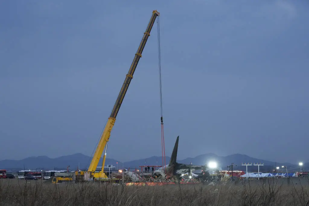 惊魂一刻！韩国务安机场客机起火，177人遇难，搜救工作紧急进行中