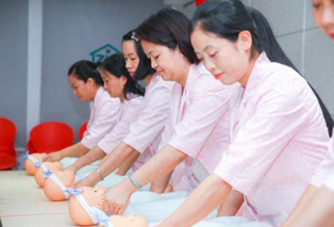 2025年家政服务新国标实施，母婴护理和婴幼儿照护将迎来重大变革  第1张